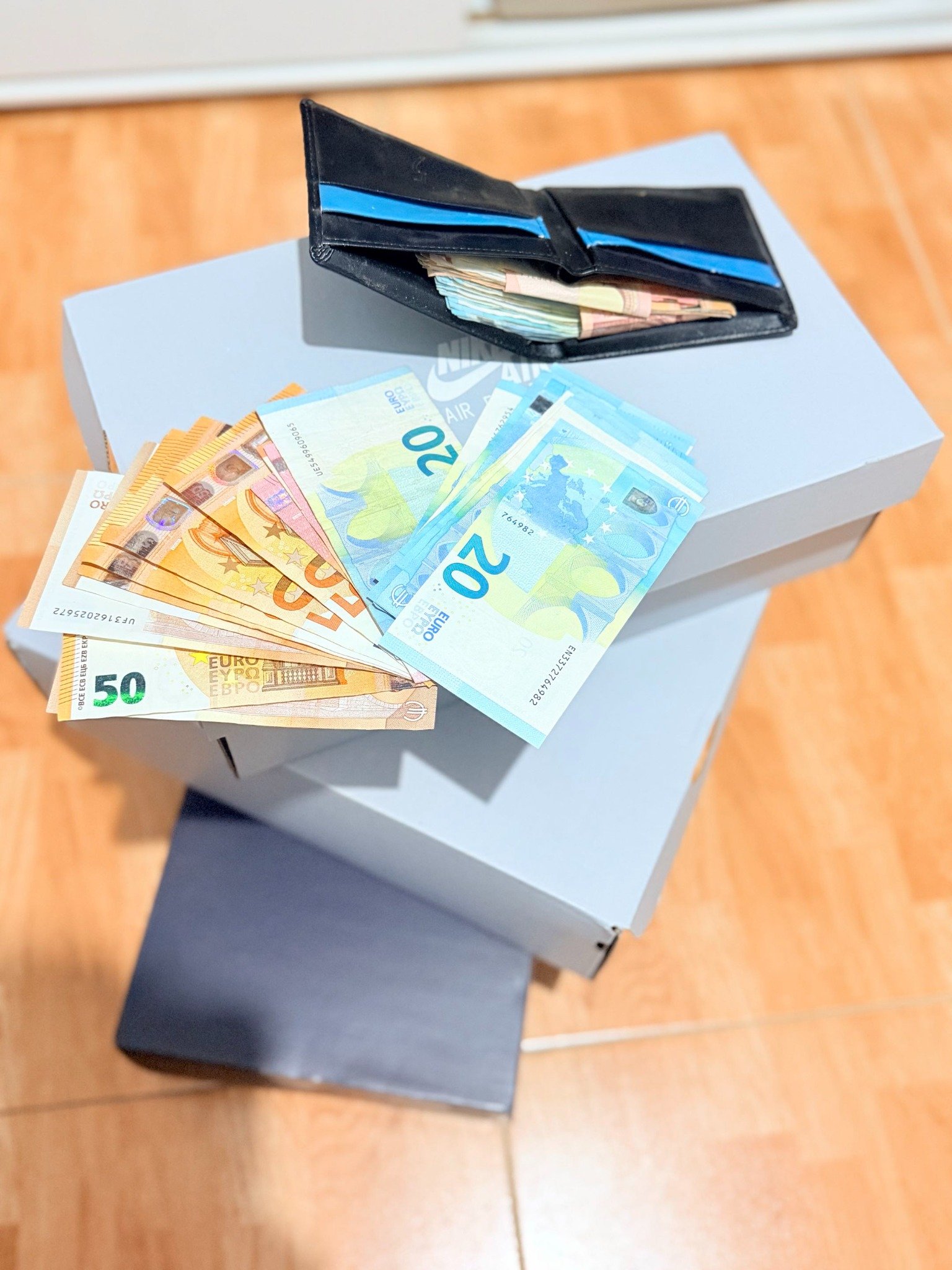 Historia de resultados con dinero y caja de zapatillas
